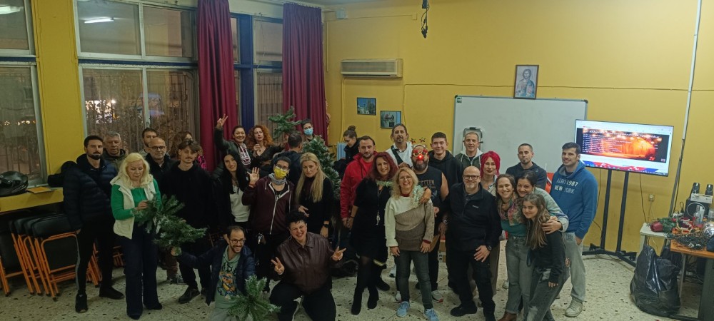 🎄 Η ΕΠ.ΟΜ.Ε.Α. στόλισε και φέτος τον χώρο της με γιορτινή λάμψη