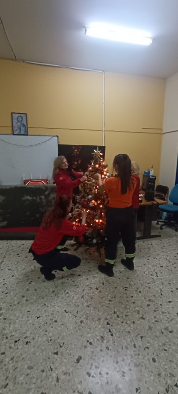 🎄 Η ΕΠ.ΟΜ.Ε.Α. στόλισε και φέτος τον χώρο της με γιορτινή λάμψη