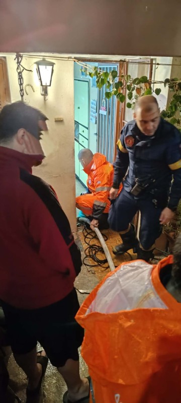 Άντληση υδάτων σε οικία – Συνδρομή της ΕΠΟΜΕΑ στην Πυροσβεστική Υπηρεσία