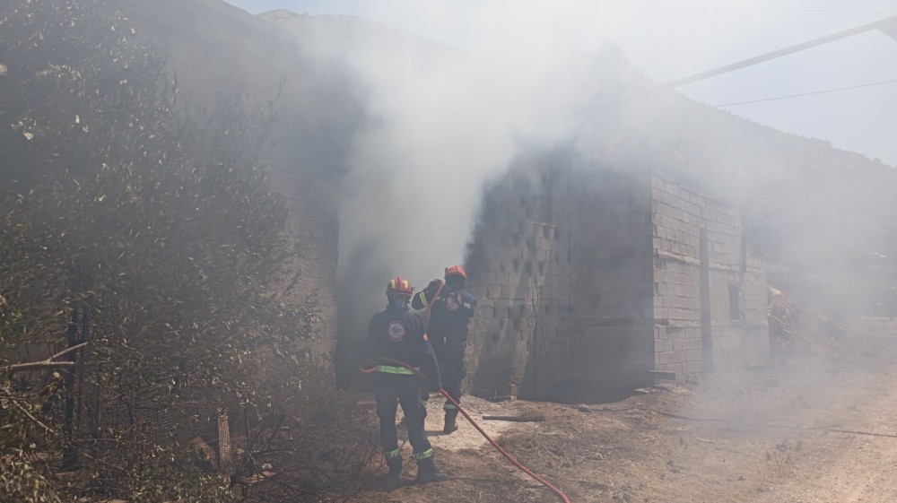🔥 Εκεί που η φωτιά δοκιμάζει τις αντοχές, οι εθελοντές δεν κάνουν πίσω.
