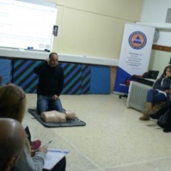 Μάθημα Καρδιοαναπνευστικής Αναζοωγόνησης (ΚΑΡΠΑ) με χρήση αυτόματου εξωτερικού απινιδωτή Μάθημα Καρδιοαναπνευστικής Αναζοωγόνησης (ΚΑΡΠΑ) με χρήση αυτόματου εξωτερικού απινιδωτή