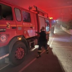Φωτιά στη λεωφόρο Καραμανλή στις Αχαρνές Φωτιά στη λεωφόρο Καραμανλή στις Αχαρνές